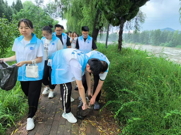 青 山绿水，“河”我守护｜91直播
“河”你守绿实践团筑梦绿色新篇章