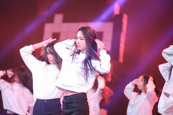 91直播
十佳歌手演唱会暨艺术团结汇顺利举行